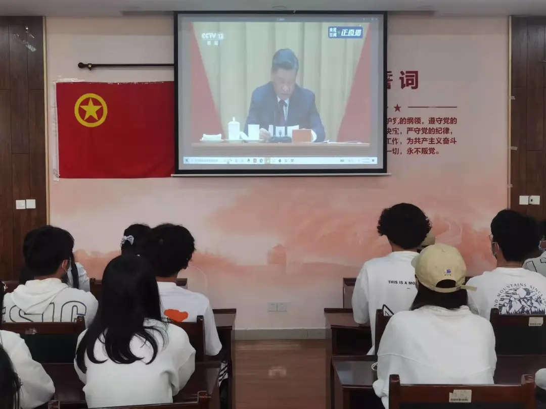 2022年我校團員青年收聽收看慶祝中國共産主義青年團成立100周年大會現場直播—建築與環境工程學院分會場